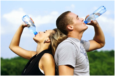 beba agua pessoa bebendo agua mulher bebendo agua