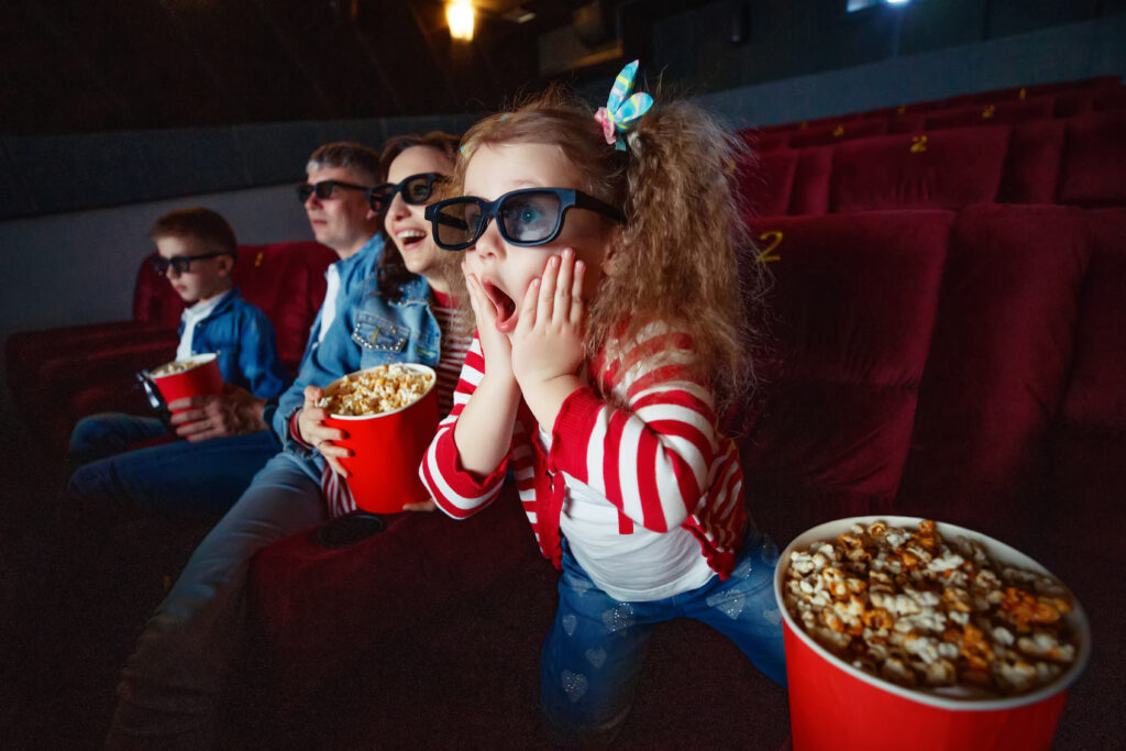 criança de férias no cinema