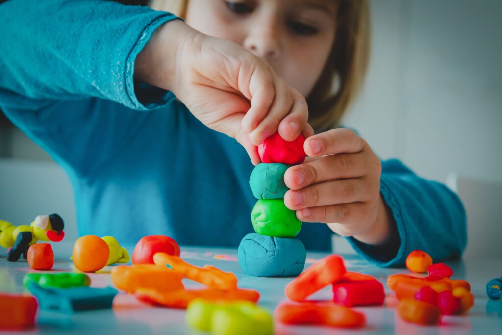 Criança com brinquedo na mão

Descrição gerada automaticamente com confiança média