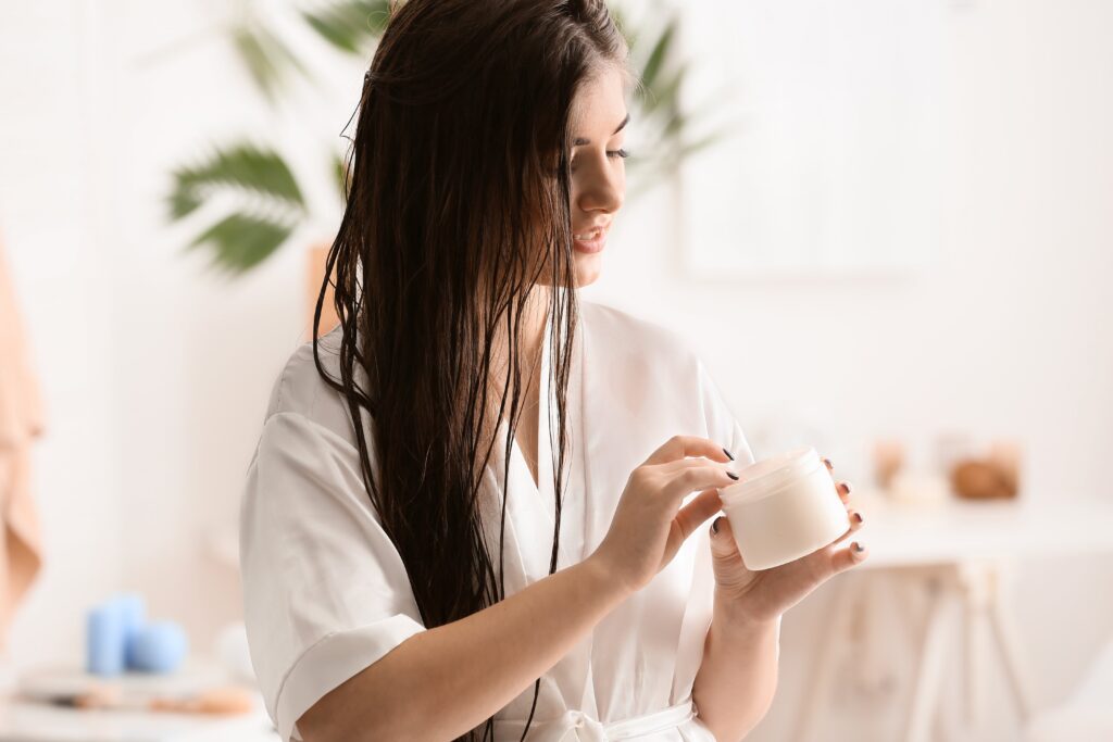 Mulher com a mão no cabelo

Descrição gerada automaticamente com confiança média